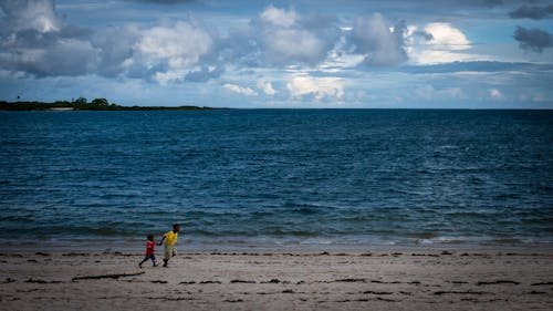 Ilmainen kuvapankkikuva tunnisteilla hiekka, lapset, meri