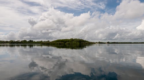 Fotos de stock gratuitas de cielo nublado, durante el día, efecto espejo