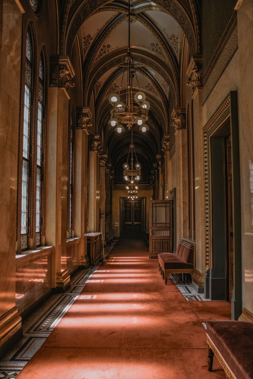 Majestueuze gang binnen het parlement van Boedapest, die architectonische grandeur laat zien.