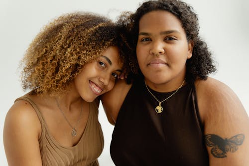 Ilmainen kuvapankkikuva tunnisteilla afro hiukset, afroamerikkalaiset naiset, beige toppi