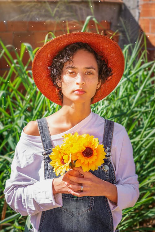 Foto stok gratis berambut cokelat, bunga matahari, bunga-bunga