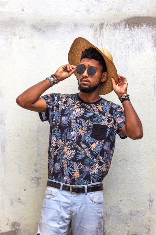 Kostenloses Stock Foto zu afroamerikanischer mann, bart, blumenhemd
