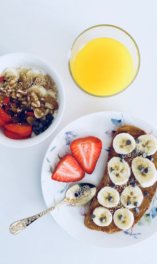 Δωρεάν Assorted Fruits On Plate And Bowl Φωτογραφία από στοκ φωτογραφιών