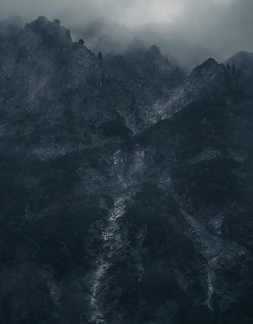 Бесплатное стоковое фото с буря, вертикальный выстрел, гора