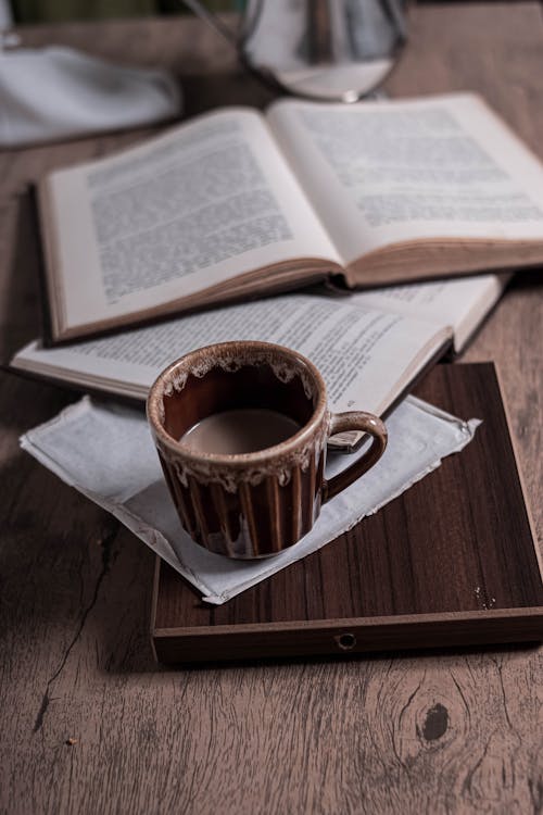 Imagine de stoc gratuită din băutură caldă, cană de cafea, cărți