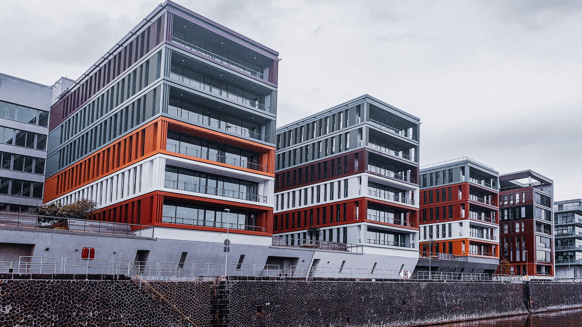 Moderna bostadshus vid vattnet, typiskt för Sundbybergs strandnära lägen