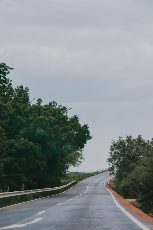 asfalt yok, beton yol, beyaz gökyüzü içeren Ücretsiz stok fotoğraf