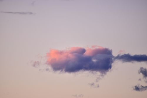 Free A serene cloud formation at sunset with pink and blue hues in the evening sky. Stock Photo