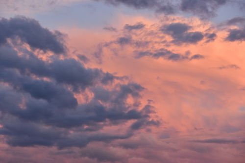 Free Dramatic sky with pink and purple hues during sunset, featuring textured clouds. Stock Photo