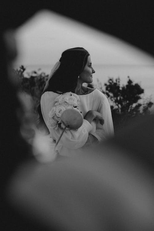 Immagine gratuita di bianco e nero, donna, guardando di traverso