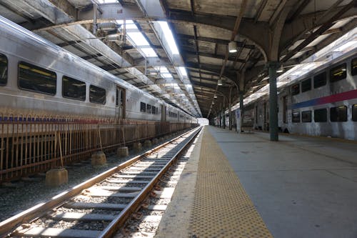 Darmowe zdjęcie z galerii z platforma, pociąg, podróż