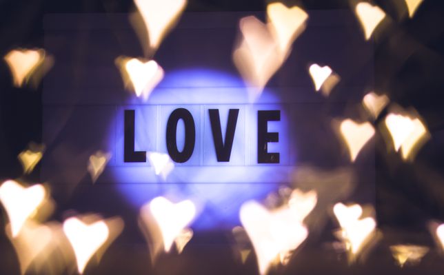 Online dating: starting a conversation on a niche platform