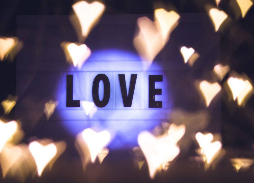 Online dating: starting a conversation on a niche platform