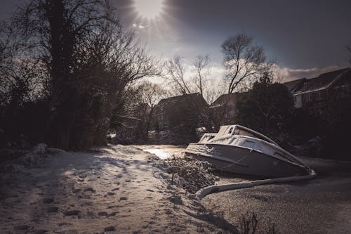 Weiße Yacht Auf Schneebedecktem Bürgersteig