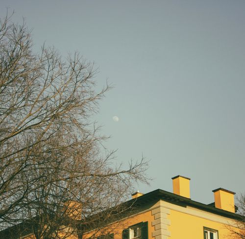 Free A picturesque yellow house with chimneys under a serene twilight sky in İstanbul, Turkey. Stock Photo