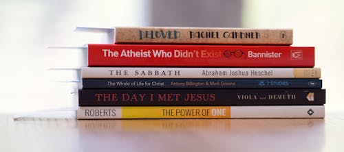 Free Шесть книг с разными названиями на белом столе Stock Photo