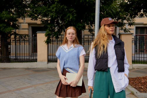 Mulheres Jovens Fora Da Universidade