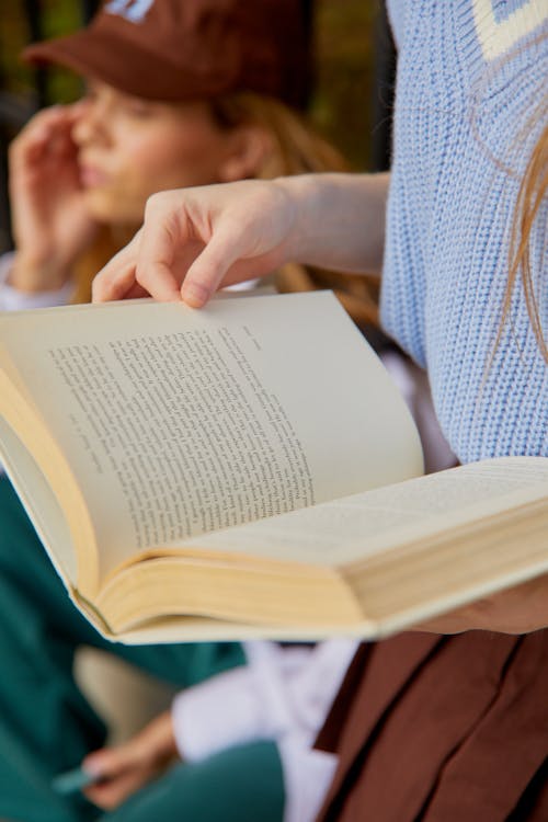 Foto profissional grátis de de volta à universidade, holding, livro