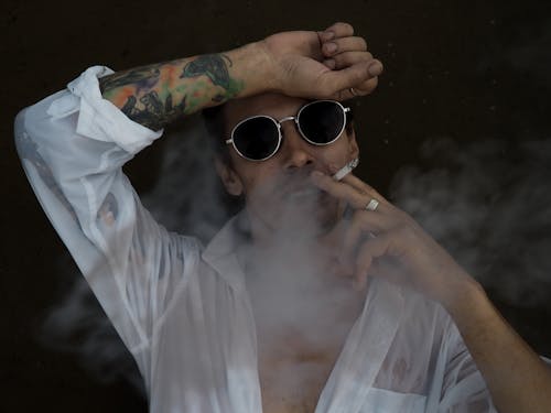 Foto d'estoc gratuïta de adult, cigarret, de màniga llarga blanca