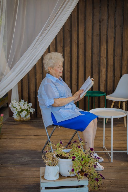 노인, 독서하는, 백인 여자의 무료 스톡 사진