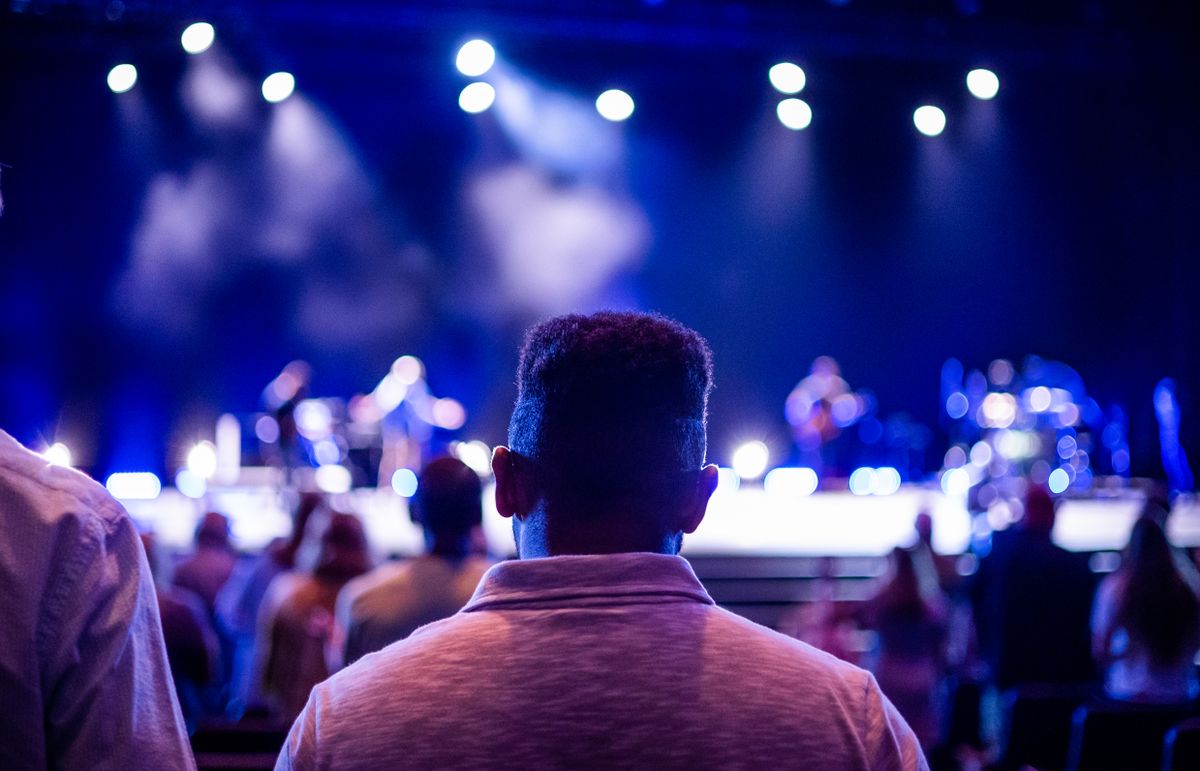 Public assiste a un evenement organise avec l'association