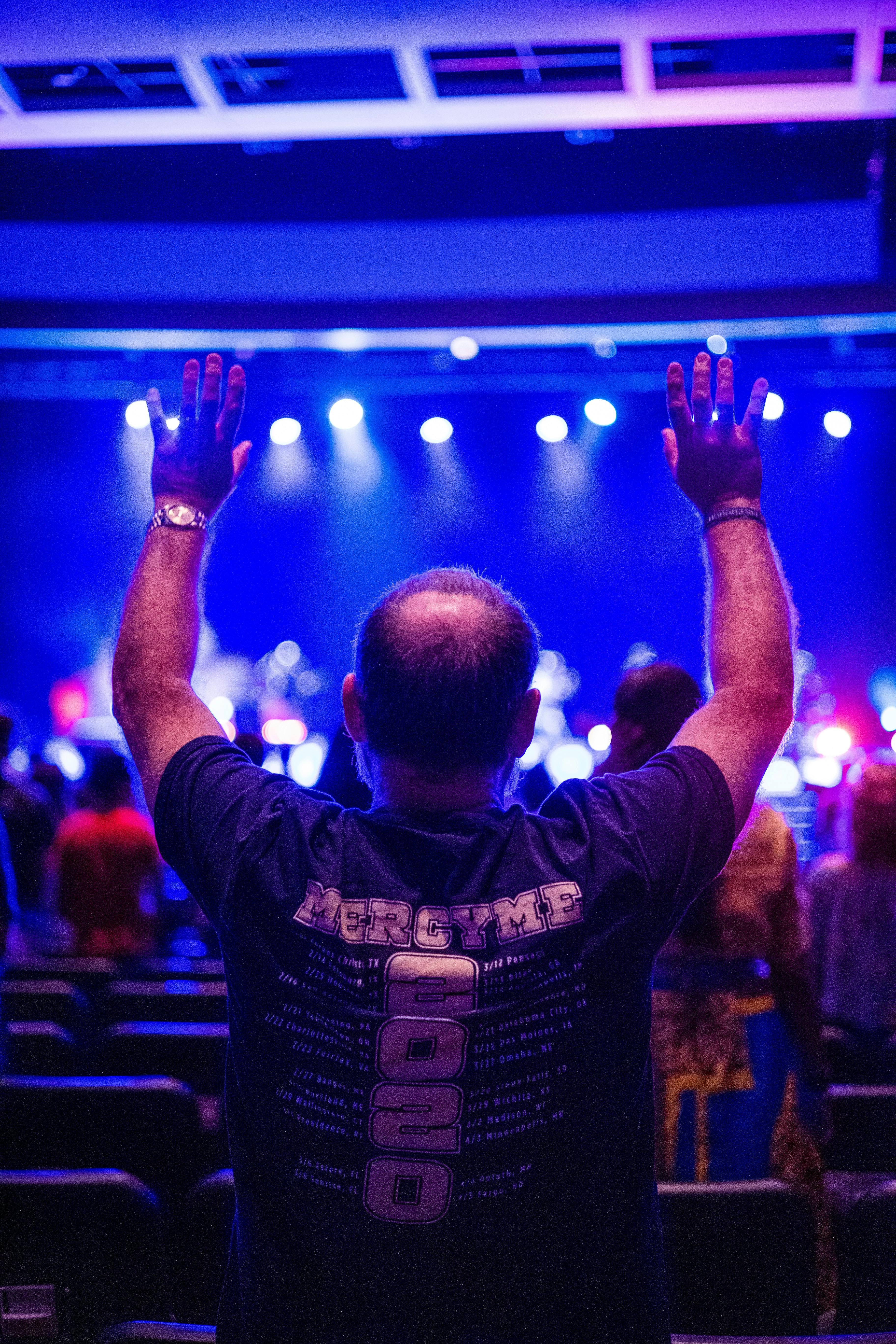 Ücretsiz adam, alkış, arkadan görünüm içeren Ücretsiz stok fotoğraf Stok Fotoğraflar