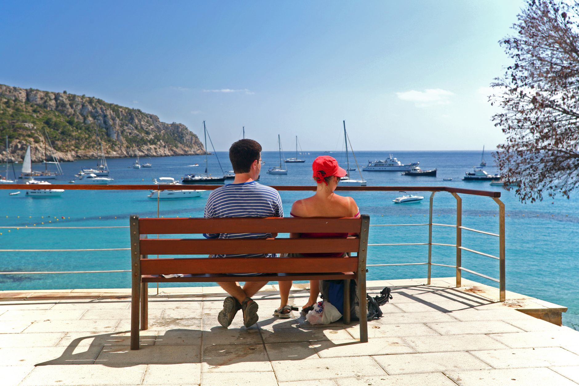 Ibiza'da gün batımında bir çift