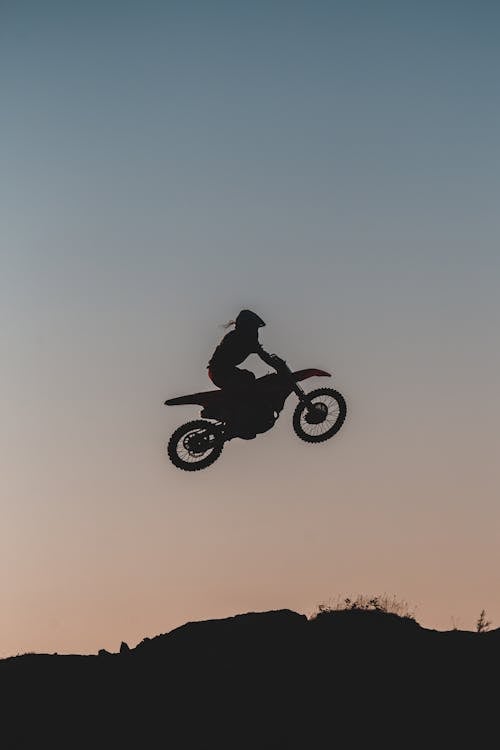 akrobasi, aksiyon, arazi motosikleti içeren Ücretsiz stok fotoğraf