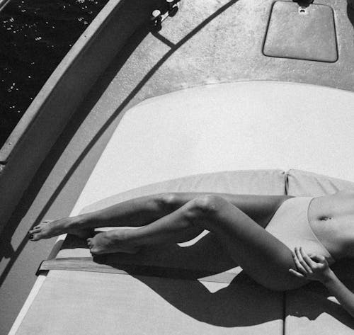 Foto profissional grátis de banhos de sol, calção, deitando-se
