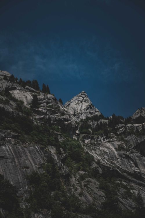 Free Captivating view of rocky mountain peaks against a deep blue sky, showcasing nature's grandeur. Stock Photo