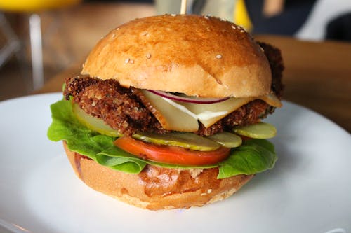 Мелкофокусная фотография гамбургера