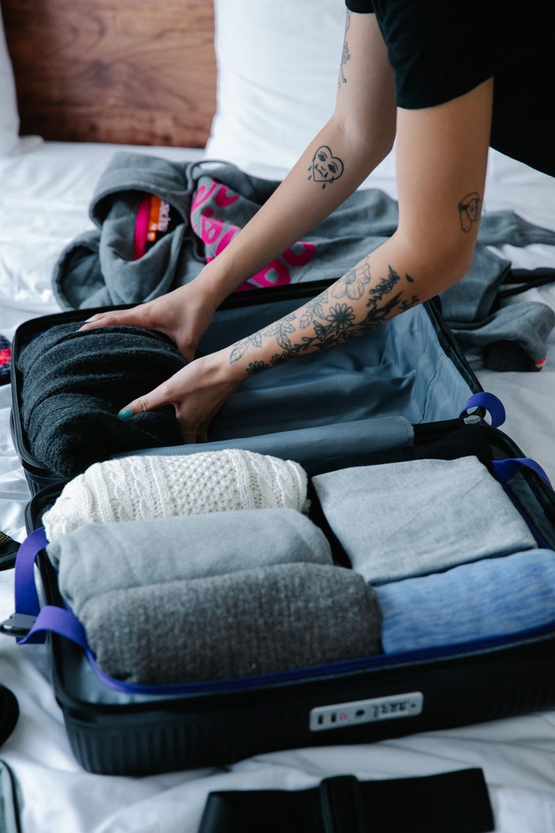 Koffer platzsparend packen methoden im vergleich: detailed close-up view