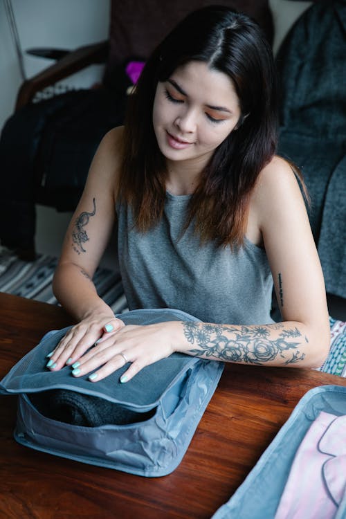 Photos gratuites de être assis, faire ses bagages, femme asiatique