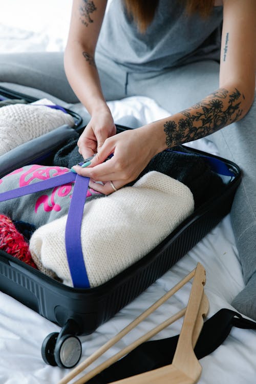Immagine gratuita di bagagli, donna, fare le valigie