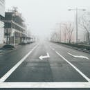 卢森堡市中心一条空荡荡的街道上，一个雾蒙蒙的早晨凸显了城市的宁静