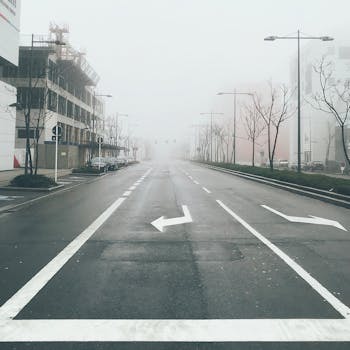 卢森堡市中心一条空荡荡的街道上，一个雾蒙蒙的早晨凸显了城市的宁静