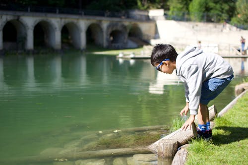 墨鏡, 小孩, 池塘 的 免费素材图片
