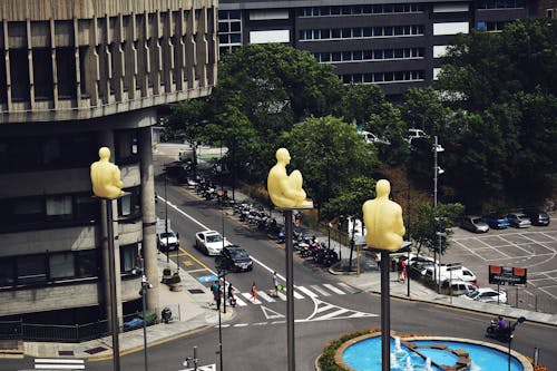 Foto De Vista Panorámica De Estatuas Sentadas En Un Poste Exterior