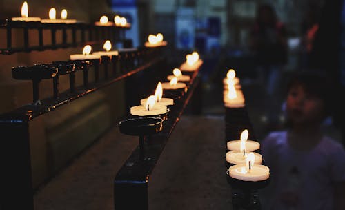 бесплатная Белые свечи горят в ночное время Стоковое фото
