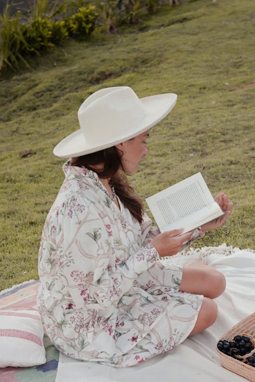 Gratis arkivbilde med hatt, kvinne, lese bok
