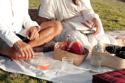 Free A Person Pouring Drinks while Having a Picnic Stock Photo