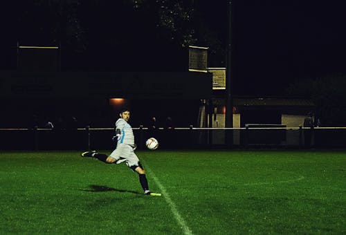 Personne Frappe Un Ballon De Football Dans Le Champ