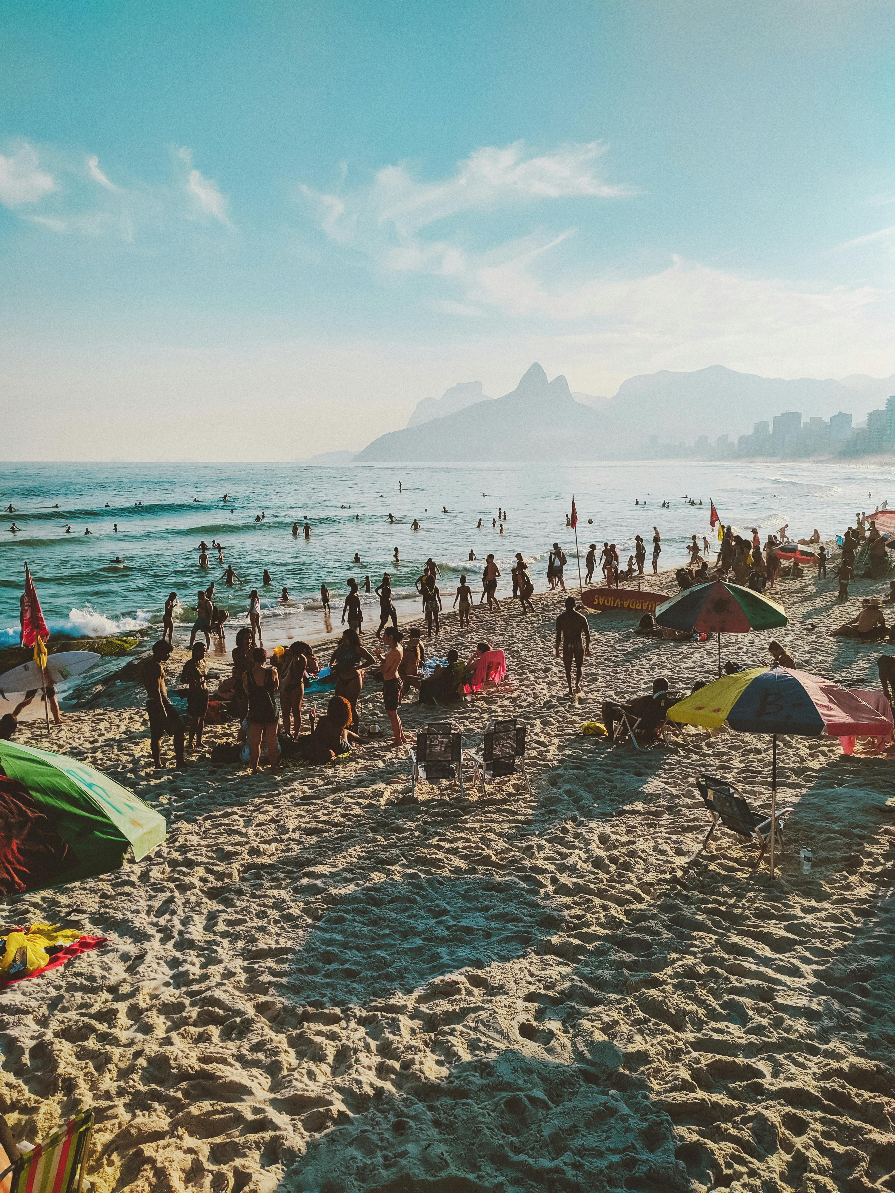 Família aproveitando a praia de Tramandaí durante o verão gaúcho