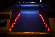 一条充满活力的灯光保龄球道营造出动态而幽暗的室内氛围