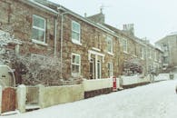 冬季，白雪皑皑的街道风景如画，还有传统的石头房屋