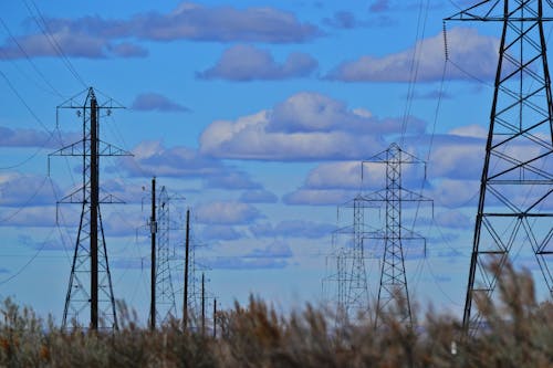 Low Angle View Of Posts Sous Ciel Bleu Calme