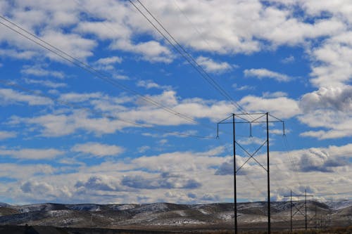 бесплатная Электрическая башня под пасмурным небом Стоковое фото