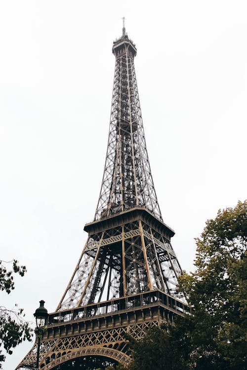 Free A Low Angle Shot of Eiffel Tower Under the White Sky Stock Photo