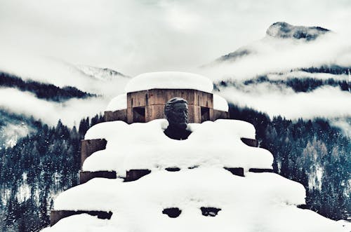 Monumento Coberto De Neve