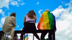 阳光明媚的一天，不同的人们欢聚一堂，充满活力、团结和自豪